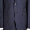 abito tessuto cerruti 1881  Si distingue per la sofisticata lavorazione sartoriale l'abito monopetto dalle linee aderenti.