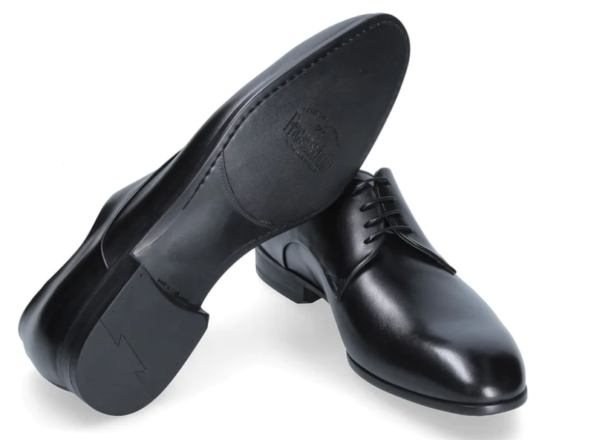 scarpa franceschetti suola in gomma derby tomaia liscia in vitello, fondo in  gomma da abbinare con un abito browngreen prodotto da corneliani ed un cappotto sartoria 1911