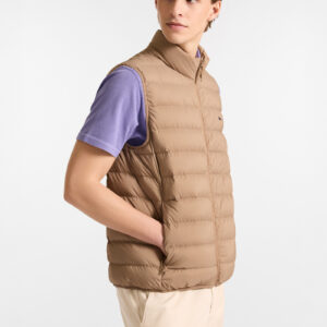 Imbottito Piuma da uomo firmato Harmont & Blaine è la soluzione perfetta per creare look sovrapposti ideali per la mezza stagione, grazie alla resistente composizione in nylon con proprietà idrorepellenti e antivento