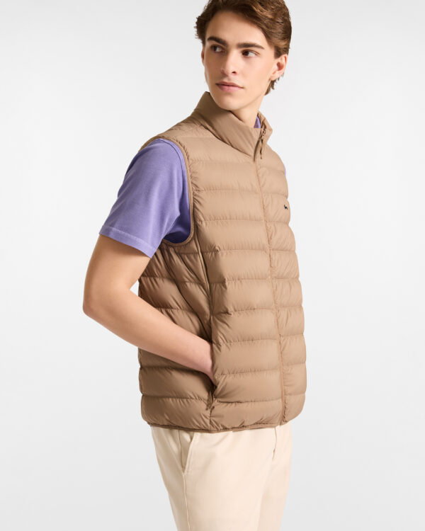 Imbottito Piuma da uomo firmato Harmont & Blaine è la soluzione perfetta per creare look sovrapposti ideali per la mezza stagione, grazie alla resistente composizione in nylon con proprietà idrorepellenti e antivento