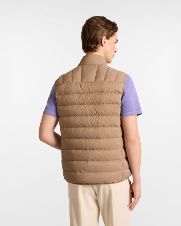 Imbottito Piuma da uomo firmato Harmont & Blaine è la soluzione perfetta per creare look sovrapposti ideali per la mezza stagione, grazie alla resistente composizione in nylon con proprietà idrorepellenti e antivento