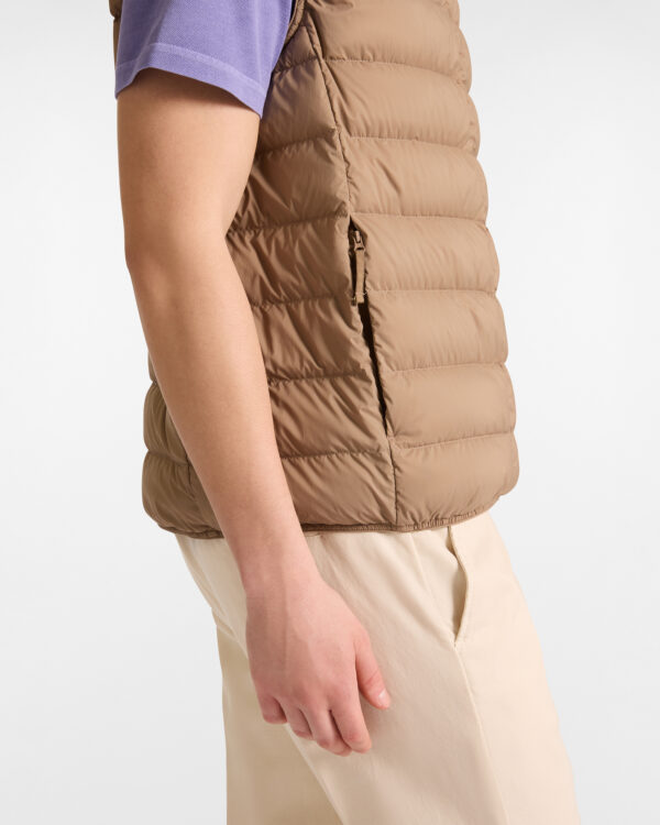 Imbottito Piuma da uomo firmato Harmont & Blaine è la soluzione perfetta per creare look sovrapposti ideali per la mezza stagione, grazie alla resistente composizione in nylon con proprietà idrorepellenti e antivento